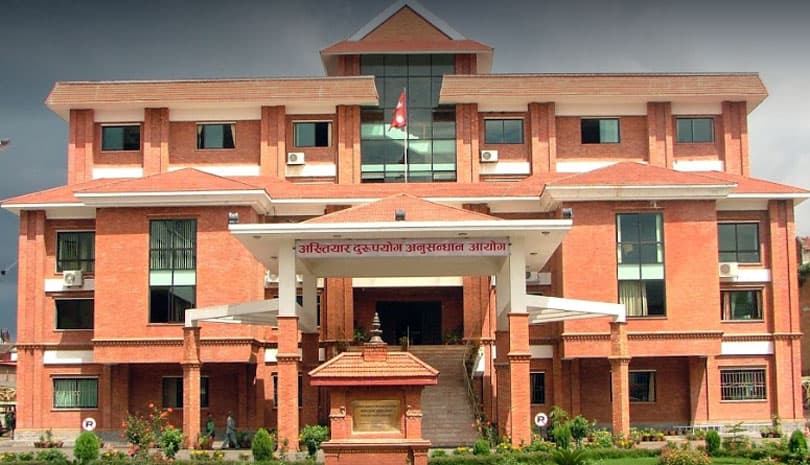 ६ लाख घुससहित पर्यटन मन्त्रालयका उपसचिव पक्राउ, गाडीबाट थप १६ लाख ५० हजार बरामद