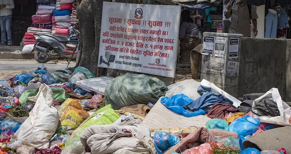 रातिको मौका छोपी फोहोर फाल्नेमाथि महानगरको कारबाही, चार लाख जरिवाना असुल