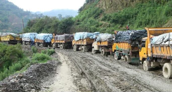 बञ्चरेडाँडामा फोहोरको गाडीलाई स्थानीयले अवरोध गरेपछि तनाव, हवाई फायर र अश्रुग्याँस प्रहार