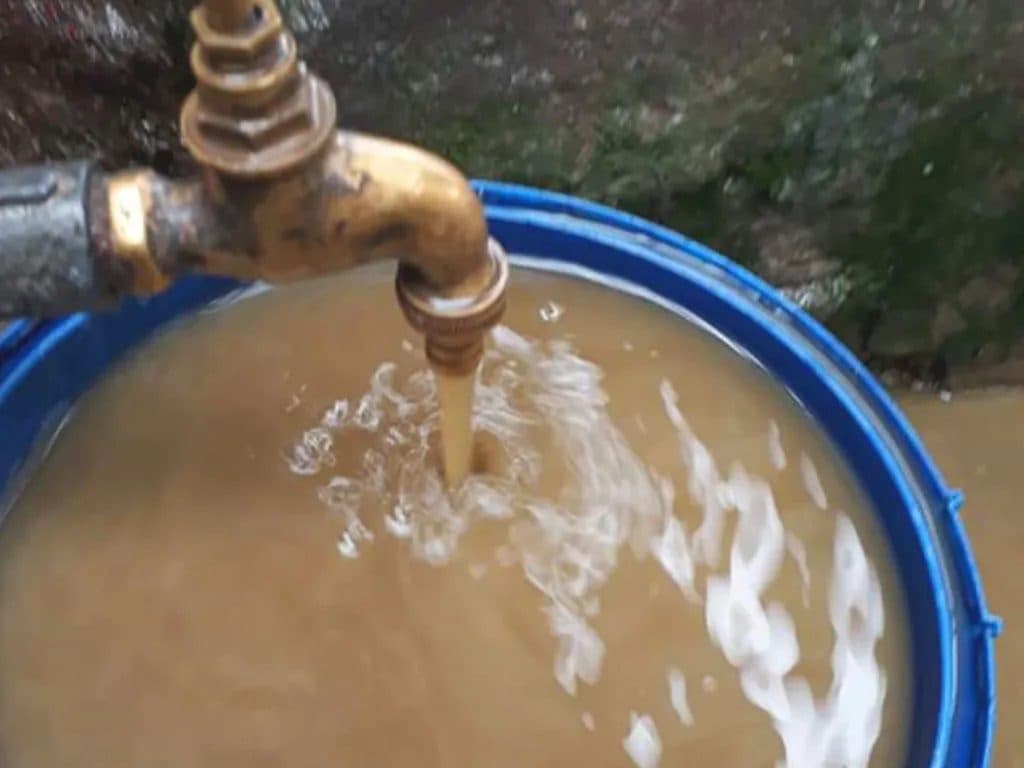 धारामा तीन महिनादेखि लेदो मिसिएको पानी