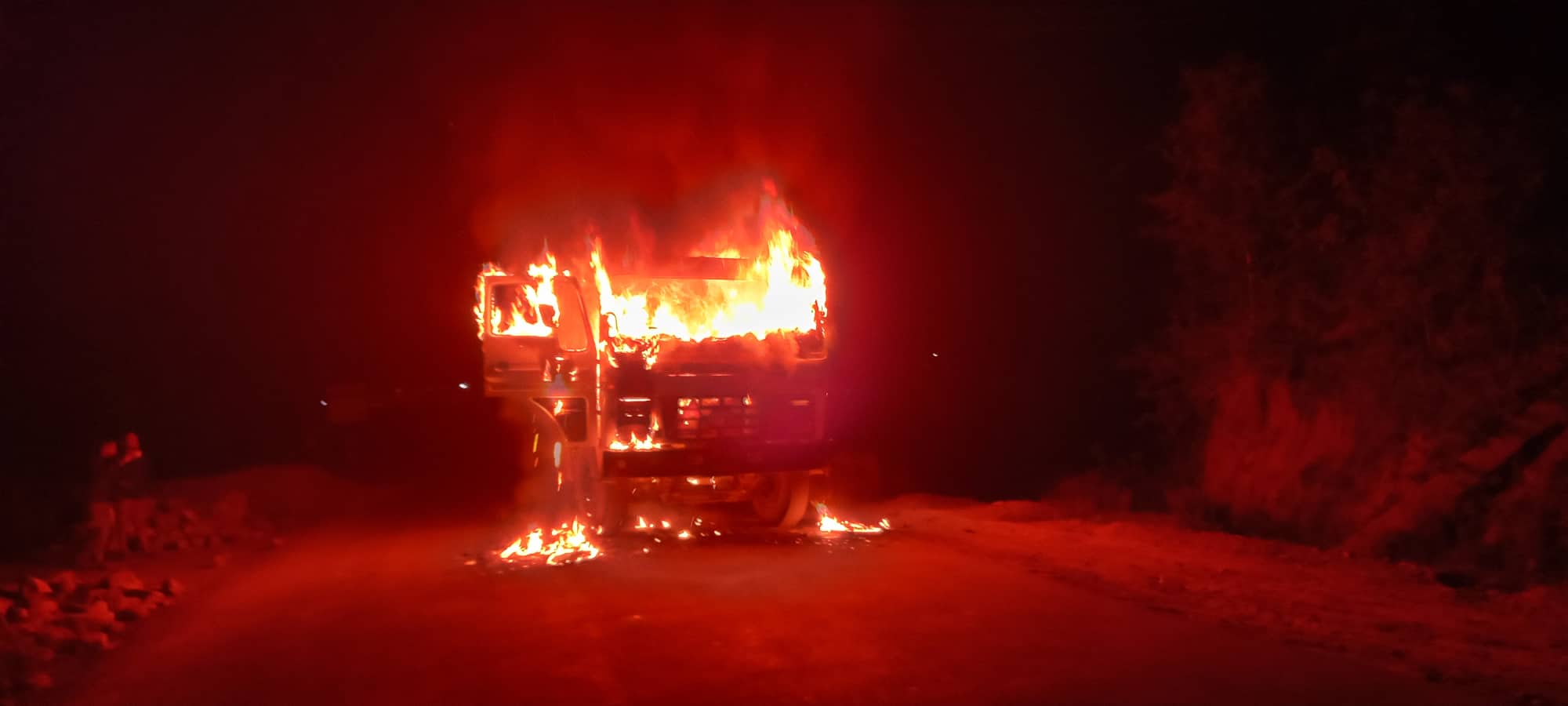 दाङमा एकाबिहानै टिप्परमा आगजनी, घटना शंकास्पद भएपछि चालक र सहचालक प्रहरी नियन्त्रणमा