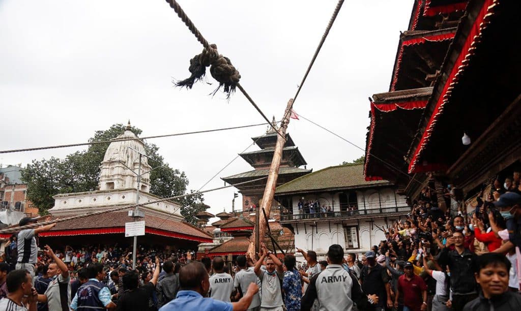 इन्द्रजात्रा विधिवत् रूपमा सुरु, बसन्तपुरमा लिंगो ठड्याइयो