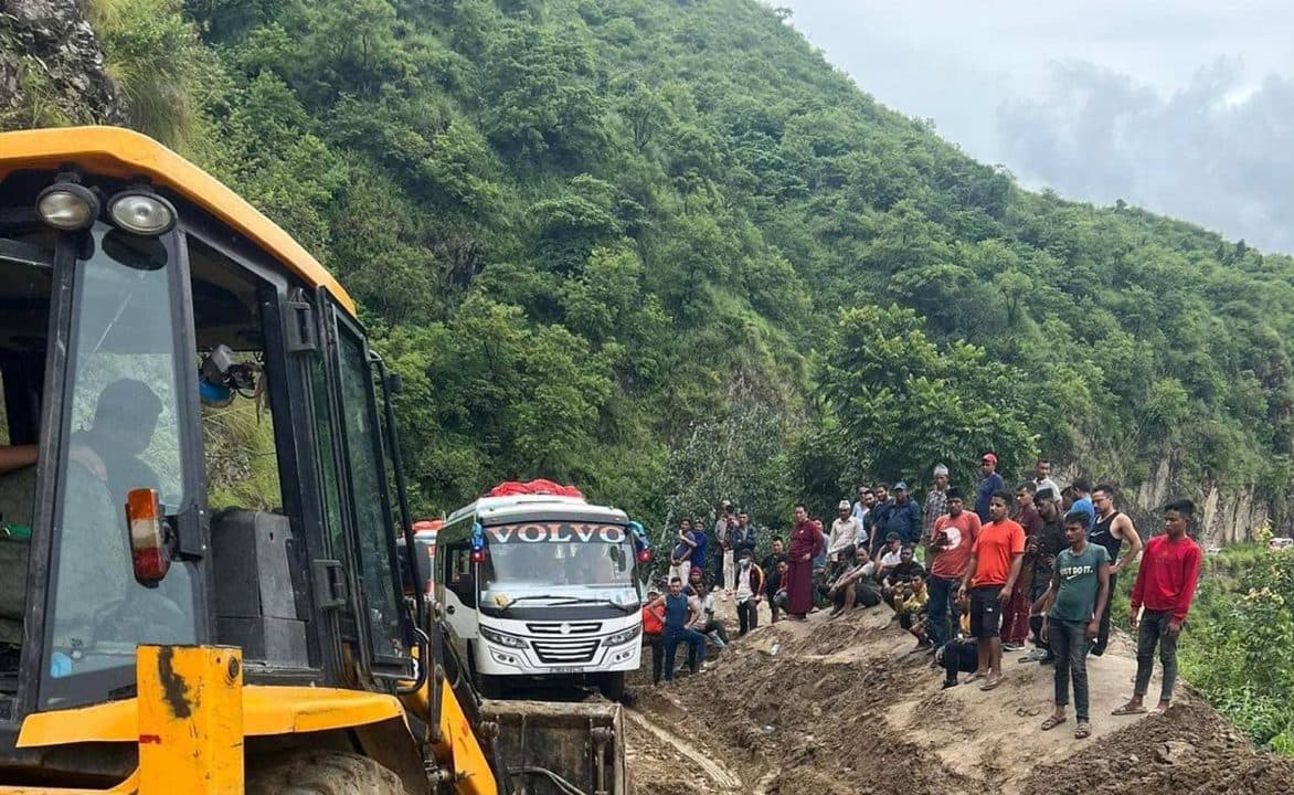 सुख्खा पहिरो खस्दा मध्यपहाडी राजमार्गको खुर्कोट-घुर्मि सडकखण्ड अवरुद्ध