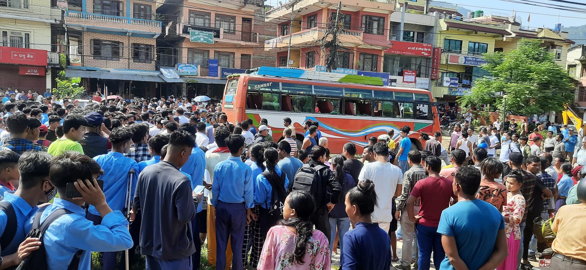 बसको ठक्करबाट गजुरीमा स्कूले बालकको मृत्यु, स्थानीयद्वारा बसमा आगजनी