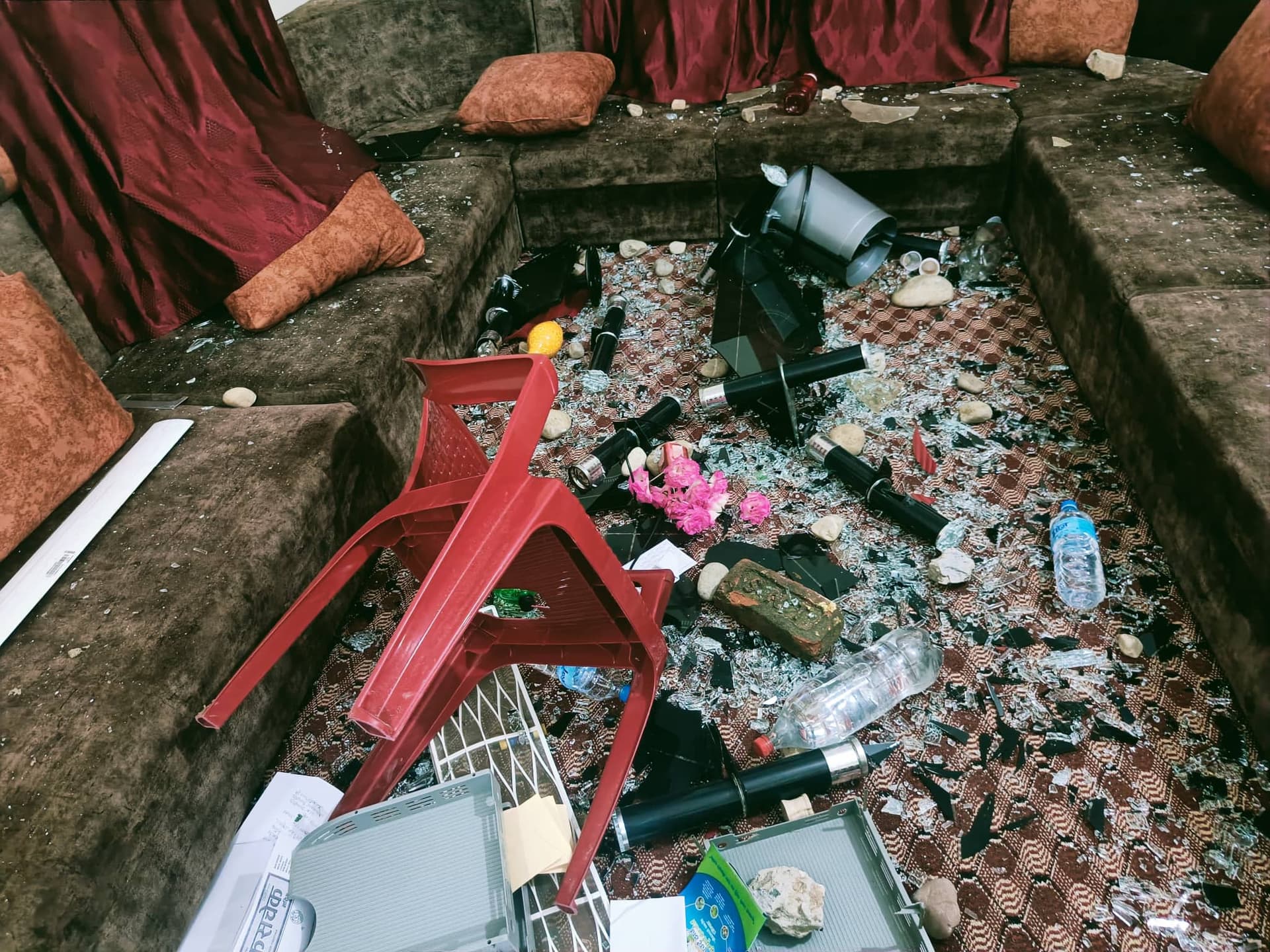 विद्यार्थीद्वारा नगरपालिका कार्यालयमा तोडफोड, सात सुरक्षाकर्मी घाईते