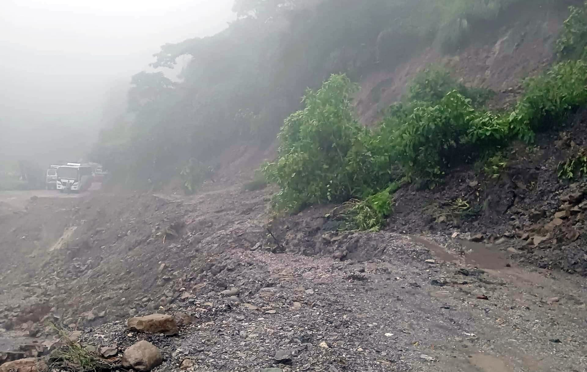 सिद्धार्थ राजमार्गमा नयाँ डाइभर्सनमा पनि पहिरो खस्यो, सडक खुलाउन सास्ती