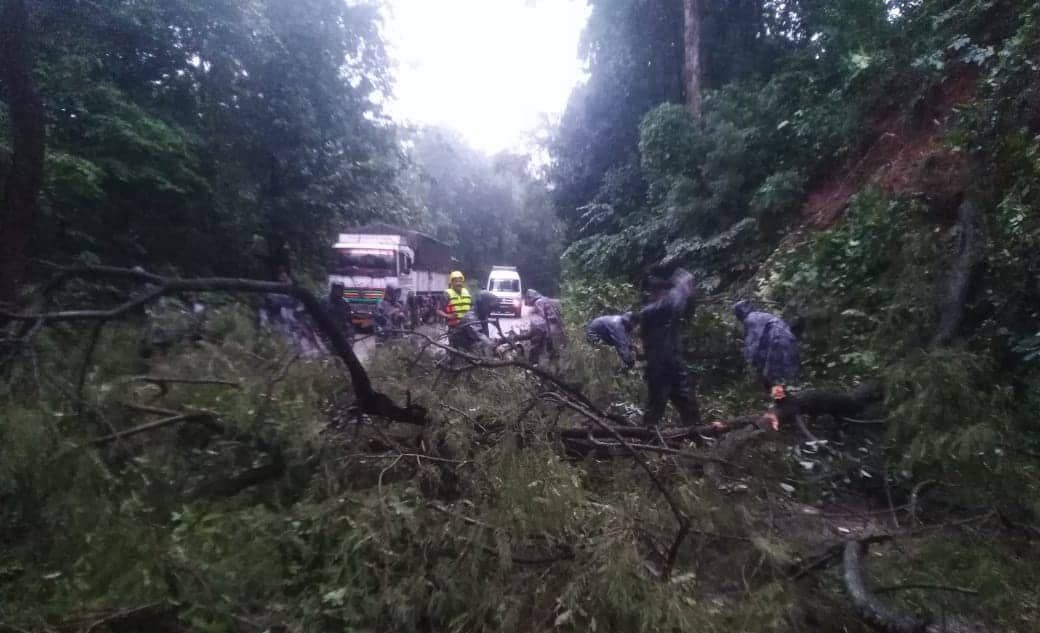 अवरुद्ध राजमार्ग खुल्यो, जोखिमका क्षेत्रमा सुरक्षाकर्मी परिचालन