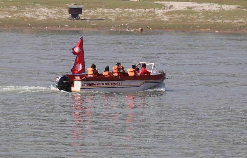 नारायणी नदीमा सञ्चालन हुन थाले मोटरबोट
