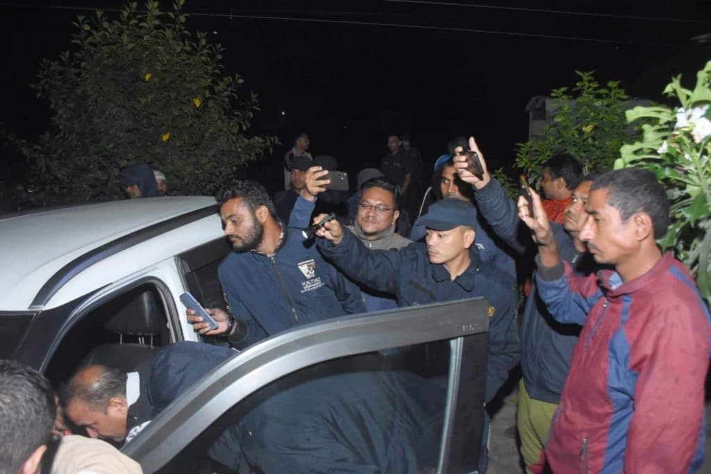 घरमा पार्किङ गरेर राखेको वडाध्यक्षको गाडी खानतलासी