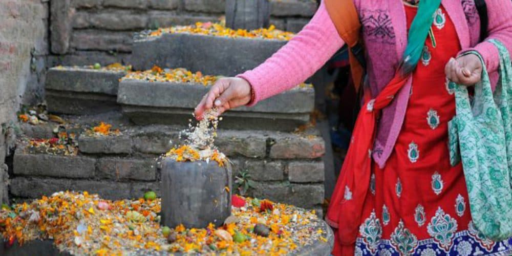 महा-दीपदान गरी बसेका भक्तजनले छरे शतबीज