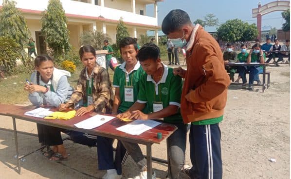 विद्यार्थीलाई नमुना मतदान, भन्छन् -‘अभिभावकलाई सिकाउँछौँ’
