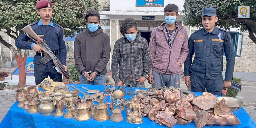 लमजुङमा मन्दिरका मूर्तिसहित धातु चोरी गर्ने तीन जना पक्राउ