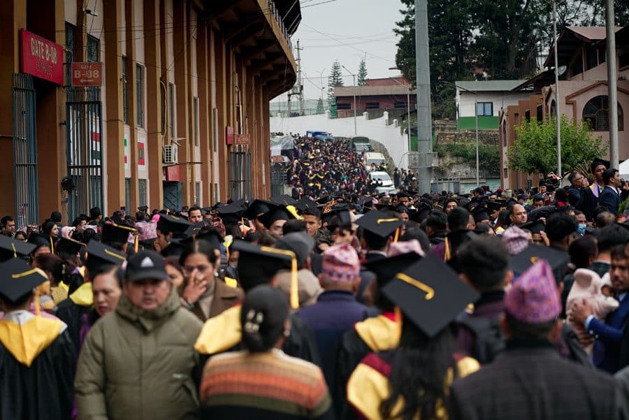 दिक्षित हुन आएकाहरुले भरीभराउ रंगशाला