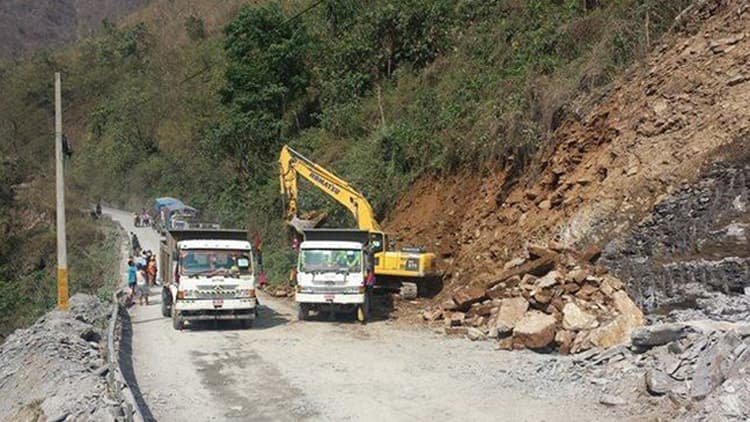 पहिरो हटाएपछि मुग्लिन-नारायणगढ सडक पुनः सञ्चालनमा