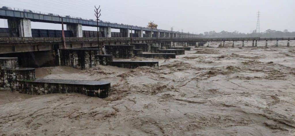 नारायणीमा पानीको बहाव यस वर्षकै उच्च, गण्डक ब्यारेजका २२ वटा ढोका खोलियो