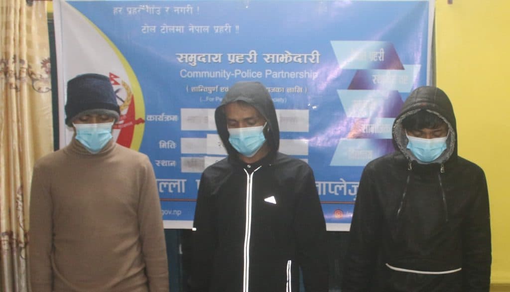 मनी ट्रान्सफरमा लुटपाट गरेको आरोपमा तीन पक्राउ, ६ लाख नगद र १४३ तोला सुन बरामद