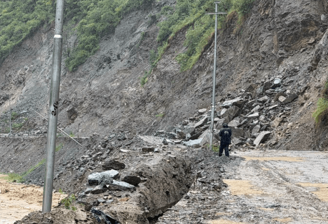 बाढी र पहिरोका कारण विभिन्न सडक खण्ड अवरुद्ध